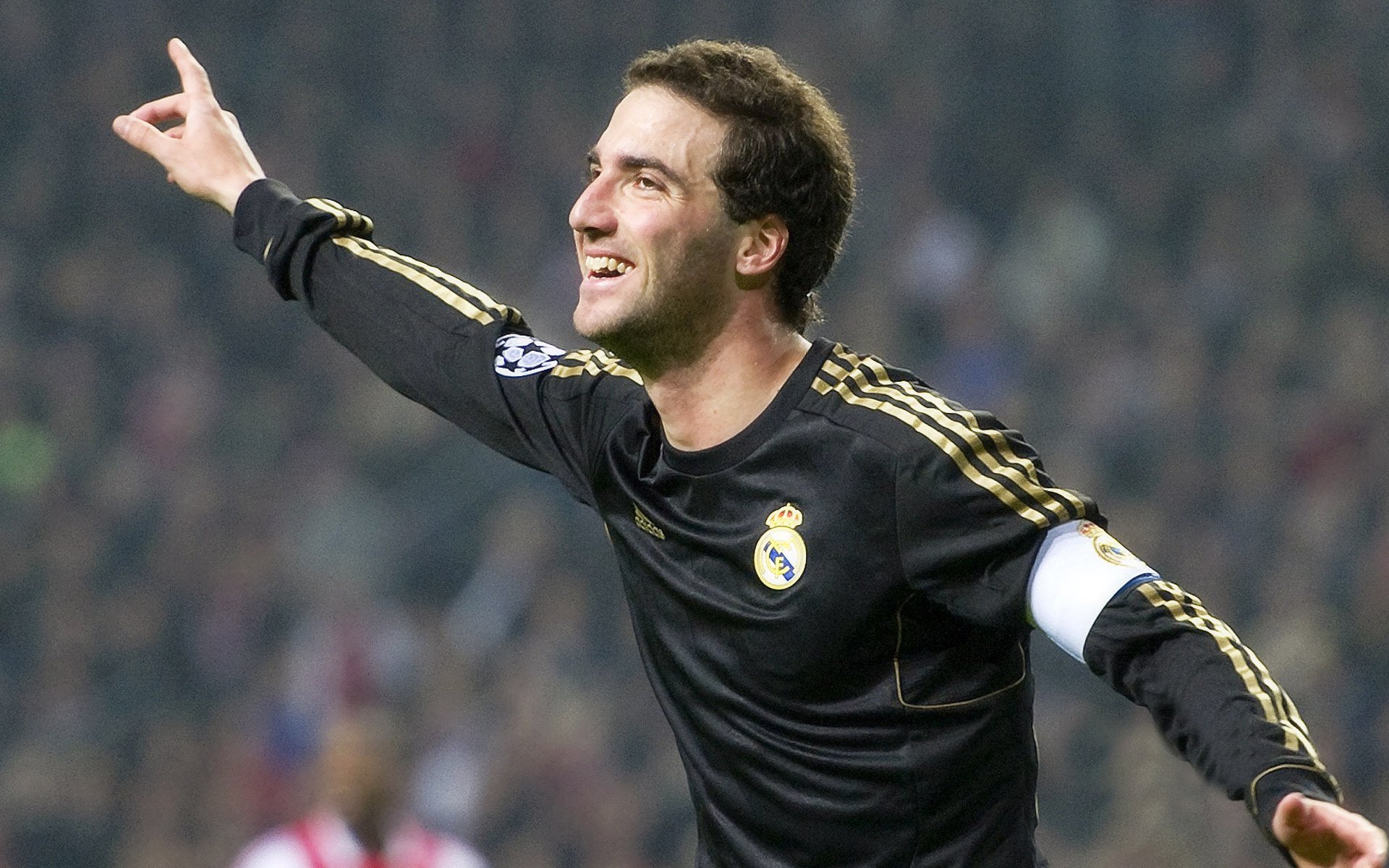 冠军球队重建计划启动,新赛季阵容大换血,冠军联赛分组